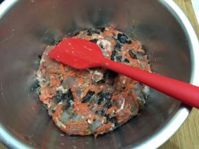 7. 把搅碎的猪肉和所有材料，调料都混合好备用