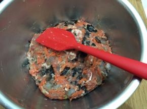 7. 把搅碎的猪肉和所有材料，调料都混合好备用
