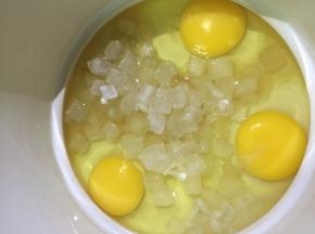 3. 把冰糖放进盅内，注意避开蛋黄