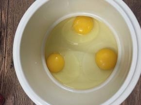 2. 准备炖盅或汤碗磕入鸡蛋，注意不要把鸡蛋磕散了，这里是三个鸡蛋，（注意了蛋黄不能搅散，不能搅散，不能搅散重要事情说三遍）