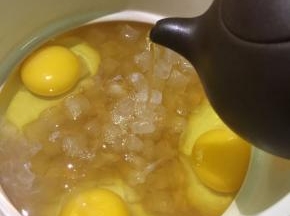 5.把茶冲进鸡蛋和冰糖中