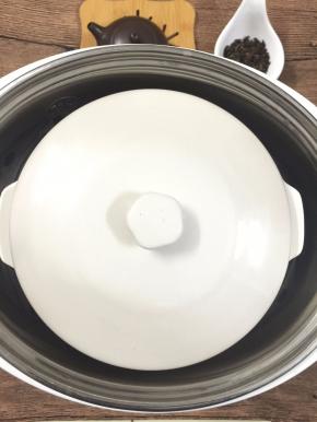 7. 这时在炖锅内加水，把炖盅送进锅内