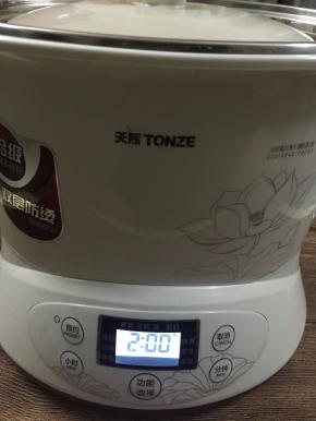 8. 我用的是天际炖锅，时间设定为2个小时，没有炖盅的可以用蒸锅来隔水炖，记住汤碗一定要用盖子盖好，或者用保鲜膜也可以，用保鲜膜包好就要用牙签在保鲜膜上扎几个孔，现在等待成品咯