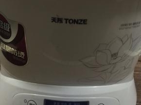 8. 我用的是天际炖锅，时间设定为2个小时，没有炖盅的可以用蒸锅来隔水炖，记住汤碗一定要用盖子盖好，或者用保鲜膜也可以，用保鲜膜包好就要用牙签在保鲜膜上扎几个孔，现在等待成品咯