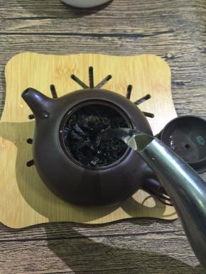 4. 把烧开的水来冲茶
