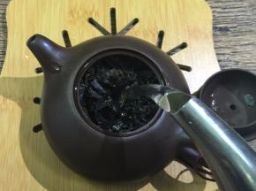 4. 把烧开的水来冲茶