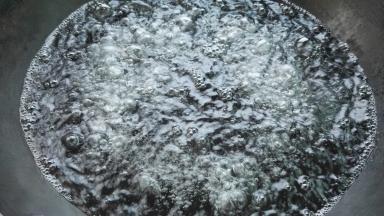 锅中水烧开，放一点盐，一点油。