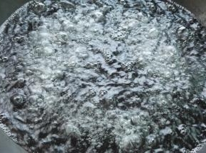 锅中水烧开，放一点盐，一点油。