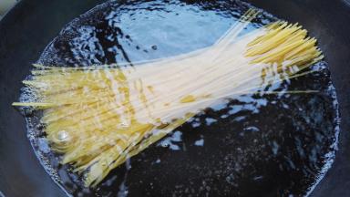 放入意大利面，转中火煮10分钟左右。