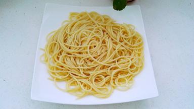 捞出装盘（天冷时做的没有过凉水）。