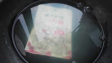 把意大利面肉酱连包装放煮面锅里加热三分钟。