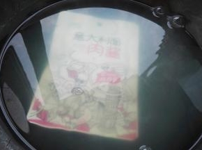 把意大利面肉酱连包装放煮面锅里加热三分钟。