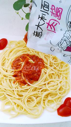取出意大利面肉酱包，把酱汁直接浇在煮好的面条上（根据个人口感调节酱料多少）。