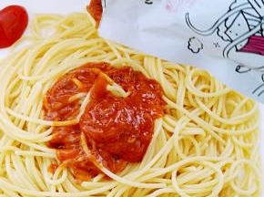 取出意大利面肉酱包，把酱汁直接浇在煮好的面条上（根据个人口感调节酱料多少）。