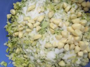 4. 先洒上盐300克的盐，用筷子拌匀，洒上盐是有利于菜出水