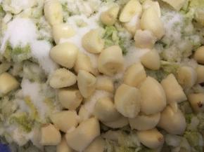 8. 把蒜头大的切小点，一个切成二，小的不用切，再洒上剩余的200克盐