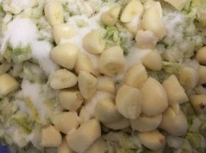 8. 把蒜头大的切小点，一个切成二，小的不用切，再洒上剩余的200克盐