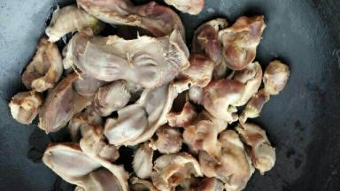 做法：1、锅里放冷水。然后把鸡胗放进去。放入少许料酒，2片姜，煮沸后继续煮5分钟。关火，将焯过水的鸡胗撇掉浮沫，冲洗干净备用。