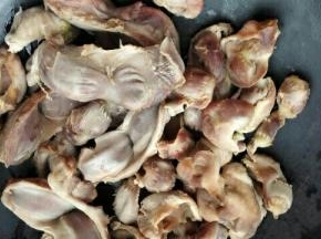 做法：1、锅里放冷水。然后把鸡胗放进去。放入少许料酒，2片姜，煮沸后继续煮5分钟。关火，将焯过水的鸡胗撇掉浮沫，冲洗干净备用。