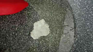 2，锅里放油，放入冰糖小火烧至冰糖全部融化