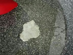 2，锅里放油，放入冰糖小火烧至冰糖全部融化