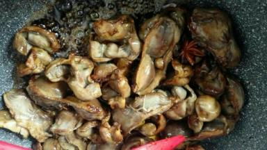 4、锅中放生抽，陈醋，老抽少许。稍翻炒。