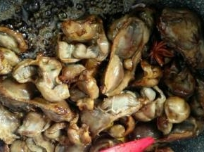 4、锅中放生抽，陈醋，老抽少许。稍翻炒。