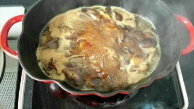 5、锅中加入半罐儿啤酒和适量的水。放入番茄锅中，调料盒中放花椒和茴香籽，同香味一起放入锅中，盖上锅盖。
