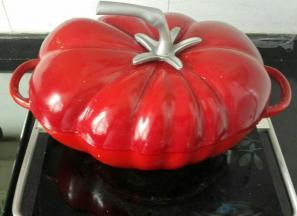 6、中小火烧开，小火慢炖40分钟左右，收汁到一半时，锅中放盐，待鸡胗软后，大火收汁。