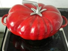 6、中小火烧开，小火慢炖40分钟左右，收汁到一半时，锅中放盐，待鸡胗软后，大火收汁。