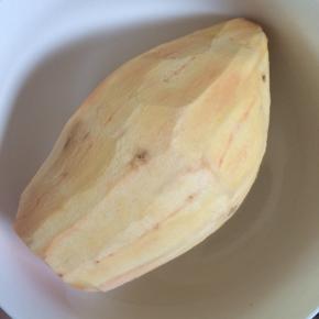 红薯去皮清洗干净。