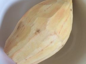 红薯去皮清洗干净。