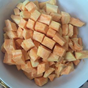 将红薯切成小块。