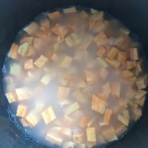 将大米与红薯混合，加入适量水，放入电饭煲内。