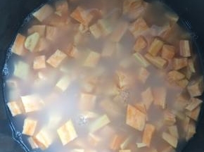 将大米与红薯混合，加入适量水，放入电饭煲内。