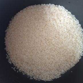 大米淘洗干净。