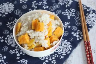 蒸好的米饭透着浓浓的红薯香。