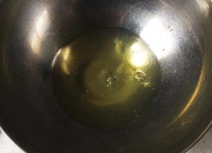 蛋清中挤几滴柠檬汁