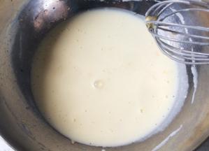 酸奶中加入果酱和玉米油。搅打到完全乳化。没有果酱可以不加。