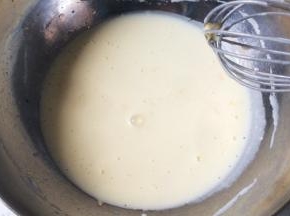 酸奶中加入果酱和玉米油。搅打到完全乳化。没有果酱可以不加。