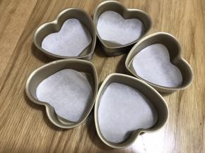 先准备好模具，模具底部垫好油纸，油纸根据模具剪出