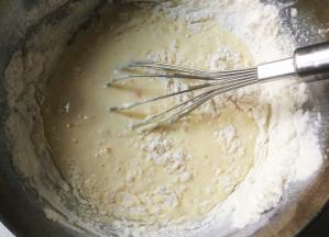 加入过筛的低筋粉，拌匀。