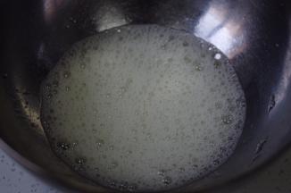 电动打蛋器低速打几次到鱼眼泡状态