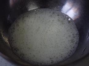 电动打蛋器低速打几次到鱼眼泡状态