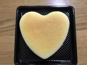 需要脱模的就在这个时候，取一张油纸或者蛋糕纸托放在桌子上，将模具倒扣在油纸上，用力拍两下，蛋糕掉出。如果模具底部事先垫好油纸，会更加容易脱模。然后手托油纸和蛋糕，放在干净的底盘上，盖好盖子冰箱冷藏。一定要冷藏哦！这样吃起来味道更加美好。