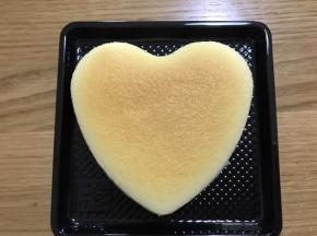需要脱模的就在这个时候，取一张油纸或者蛋糕纸托放在桌子上，将模具倒扣在油纸上，用力拍两下，蛋糕掉出。如果模具底部事先垫好油纸，会更加容易脱模。然后手托油纸和蛋糕，放在干净的底盘上，盖好盖子冰箱冷藏。一定要冷藏哦！这样吃起来味道更加美好。