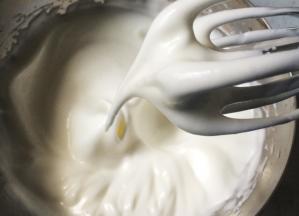 加入二分之一细砂糖，高速打发3-5分钟，继续加入剩余的细砂糖，将蛋白霜打到湿性发泡，六七分。提起打蛋器，蛋白霜半流动状态，打蛋器头上的蛋白霜拉起很长弯弯的尖勾。