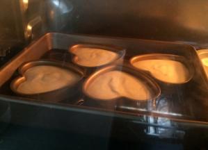 放入烤箱，温度调整为150度上下火，时间设定30分钟。
如果是用一个整模，时间设定可以稍微长一点，40-50分钟。