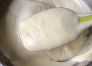 然后再将拌好的酸奶面糊倒入蛋白霜中，再次翻拌均匀。