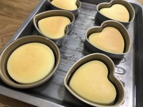 时间到了以后，调整上火为175度，下火关闭。继续烘烤5分钟。到表面出现烧色即可关火。也可以将烤盘放在烤箱中上层进行烧色，150度5-10分钟。根据各人喜欢的烧色程度自行取决烘烤时间。没有爱心模具，拿汉堡模具也可以